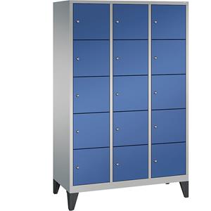 C+P CLASSIC Fächerschrank mit Füßen, 3 Abteile, je 5 Fächer, Abteilbreite 400 mm, weißaluminium / enzianblau