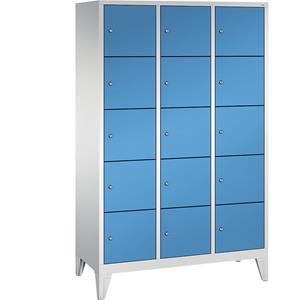 C+P CLASSIC Fächerschrank mit Füßen, 3 Abteile, je 5 Fächer, Abteilbreite 400 mm, lichtgrau / lichtblau