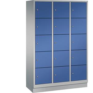 C+P CLASSIC Fächerschrank mit Sockel, 3 Abteile, je 5 Fächer, Abteilbreite 400 mm, weißaluminium / enzianblau