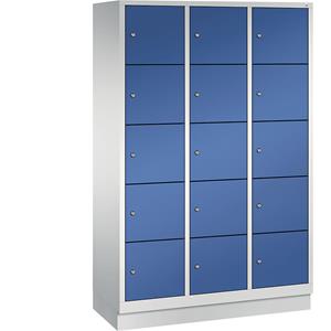 C+P CLASSIC Fächerschrank mit Sockel, 3 Abteile, je 5 Fächer, Abteilbreite 400 mm, lichtgrau / enzianblau