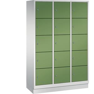 C+P CLASSIC Fächerschrank mit Sockel, 3 Abteile, je 5 Fächer, Abteilbreite 400 mm, lichtgrau / resedagrün