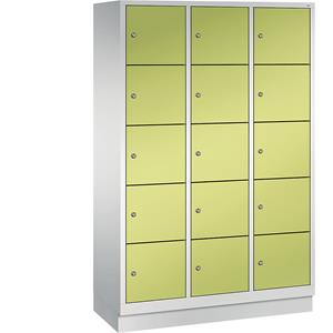 C+P CLASSIC Fächerschrank mit Sockel, 3 Abteile, je 5 Fächer, Abteilbreite 400 mm, lichtgrau / viridingrün