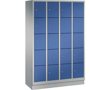 C+P CLASSIC Fächerschrank mit Sockel, 4 Abteile, je 5 Fächer, Abteilbreite 300 mm, weißaluminium / enzianblau