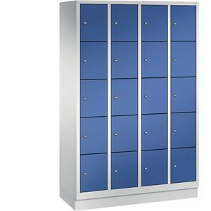 C+P CLASSIC Fächerschrank mit Sockel, 4 Abteile, je 5 Fächer, Abteilbreite 300 mm, lichtgrau / enzianblau