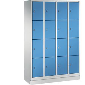 C+P CLASSIC Fächerschrank mit Sockel, 4 Abteile, je 4 Fächer, Abteilbreite 300 mm, lichtgrau / lichtblau