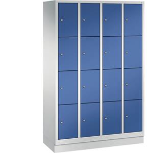C+P CLASSIC Fächerschrank mit Sockel, 4 Abteile, je 4 Fächer, Abteilbreite 300 mm, lichtgrau / enzianblau