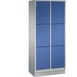 C+P CLASSIC Fächerschrank mit Sockel, 2 Abteile, je 3 Fächer, Abteilbreite 400 mm, weißaluminium / enzianblau