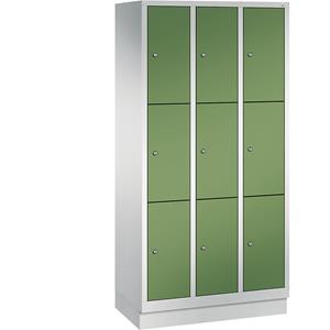 C+P CLASSIC Fächerschrank mit Sockel, 3 Abteile, je 3 Fächer, Abteilbreite 300 mm, lichtgrau / resedagrün