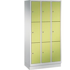 C+P CLASSIC Fächerschrank mit Sockel, 3 Abteile, je 3 Fächer, Abteilbreite 300 mm, lichtgrau / viridingrün