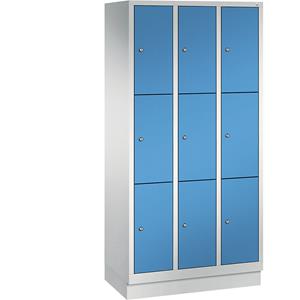 C+P CLASSIC Fächerschrank mit Sockel, 3 Abteile, je 3 Fächer, Abteilbreite 300 mm, lichtgrau / lichtblau