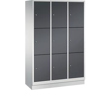 C+P CLASSIC Fächerschrank mit Sockel, 3 Abteile, je 3 Fächer, Abteilbreite 400 mm, lichtgrau / schwarzgrau