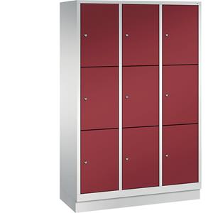 C+P CLASSIC Fächerschrank mit Sockel, 3 Abteile, je 3 Fächer, Abteilbreite 400 mm, lichtgrau / rubinrot