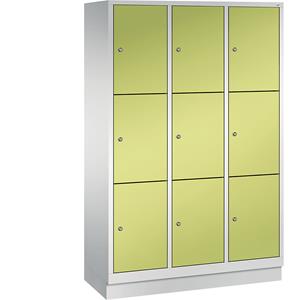 C+P CLASSIC Fächerschrank mit Sockel, 3 Abteile, je 3 Fächer, Abteilbreite 400 mm, lichtgrau / viridingrün