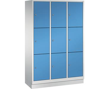 C+P CLASSIC Fächerschrank mit Sockel, 3 Abteile, je 3 Fächer, Abteilbreite 400 mm, lichtgrau / lichtblau