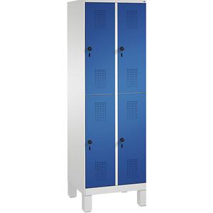 C+P EVOLO Garderobenschrank, doppelstöckig, mit Füßen, 2 Abteile, je 2 Fächer, Abteilbreite 300 mm, lichtgrau / enzianblau