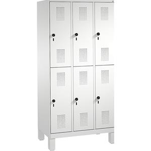 C+P EVOLO Garderobenschrank, doppelstöckig, mit Füßen, 3 Abteile, je 2 Fächer, Abteilbreite 300 mm, lichtgrau