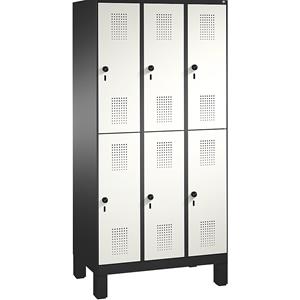 C+P EVOLO Garderobenschrank, doppelstöckig, mit Füßen, 3 Abteile, je 2 Fächer, Abteilbreite 300 mm, schwarzgrau / verkehrsweiß
