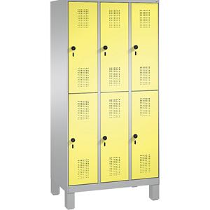 C+P EVOLO Garderobenschrank, doppelstöckig, mit Füßen, 3 Abteile, je 2 Fächer, Abteilbreite 300 mm, weißaluminium / schwefelgelb