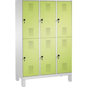 C+P EVOLO Garderobenschrank, doppelstöckig, mit Füßen, 3 Abteile, je 2 Fächer, Abteilbreite 400 mm, lichtgrau / viridingrün