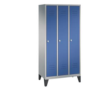 C+P CLASSIC Garderobenschrank mit Füßen, 3 Abteile, Abteilbreite 300 mm, weißaluminium / enzianblau
