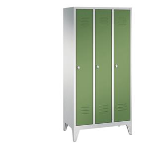 C+P CLASSIC Garderobenschrank mit Füßen, 3 Abteile, Abteilbreite 300 mm, lichtgrau / resedagrün