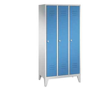 C+P CLASSIC Garderobenschrank mit Füßen, 3 Abteile, Abteilbreite 300 mm, lichtgrau / lichtblau