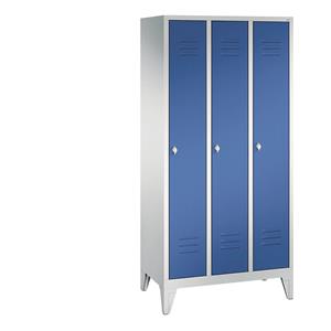 C+P CLASSIC Garderobenschrank mit Füßen, 3 Abteile, Abteilbreite 300 mm, lichtgrau / enzianblau