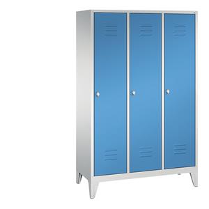 C+P CLASSIC Garderobenschrank mit Füßen, 3 Abteile, Abteilbreite 400 mm, lichtgrau / lichtblau