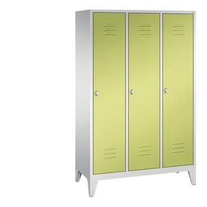 C+P CLASSIC Garderobenschrank mit Füßen, 3 Abteile, Abteilbreite 400 mm, lichtgrau / viridingrün