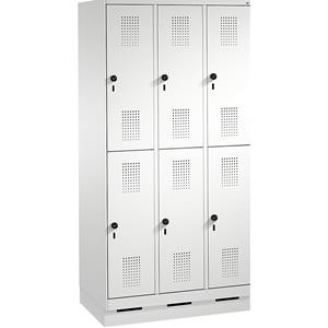 C+P EVOLO Garderobenschrank, doppelstöckig, mit Sockel, 3 Abteile, je 2 Fächer, Abteilbreite 300 mm, lichtgrau