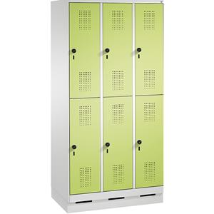 C+P EVOLO Garderobenschrank, doppelstöckig, mit Sockel, 3 Abteile, je 2 Fächer, Abteilbreite 300 mm, lichtgrau / viridingrün
