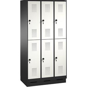 C+P EVOLO Garderobenschrank, doppelstöckig, mit Sockel, 3 Abteile, je 2 Fächer, Abteilbreite 300 mm, schwarzgrau / verkehrsweiß