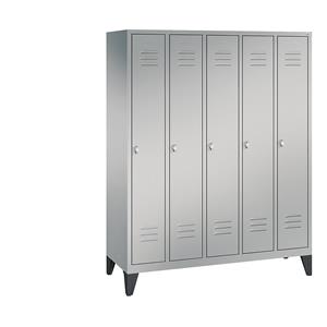 C+P CLASSIC Garderobenschrank mit Füßen, 5 Abteile, Abteilbreite 300 mm, weißaluminium