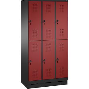 C+P EVOLO Garderobenschrank, doppelstöckig, mit Sockel, 3 Abteile, je 2 Fächer, Abteilbreite 300 mm, schwarzgrau / rubinrot