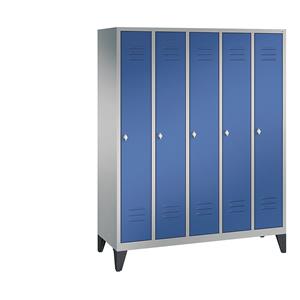 C+P CLASSIC Garderobenschrank mit Füßen, 5 Abteile, Abteilbreite 300 mm, weißaluminium / enzianblau