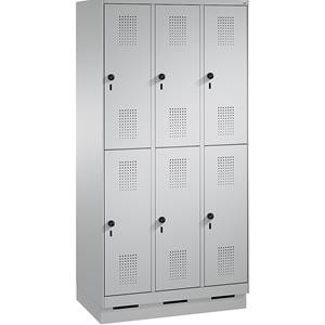 C+P EVOLO Garderobenschrank, doppelstöckig, mit Sockel, 3 Abteile, je 2 Fächer, Abteilbreite 300 mm, weißaluminium / weißaluminium