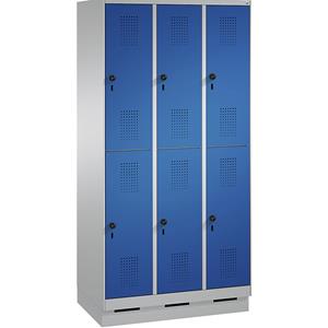 C+P EVOLO Garderobenschrank, doppelstöckig, mit Sockel, 3 Abteile, je 2 Fächer, Abteilbreite 300 mm, weißaluminium / enzianblau