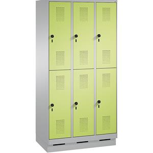 C+P EVOLO Garderobenschrank, doppelstöckig, mit Sockel, 3 Abteile, je 2 Fächer, Abteilbreite 300 mm, weißaluminium / viridingrün
