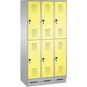 C+P EVOLO Garderobenschrank, doppelstöckig, mit Sockel, 3 Abteile, je 2 Fächer, Abteilbreite 300 mm, weißaluminium / schwefelgelb