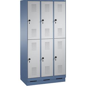 C+P EVOLO Garderobenschrank, doppelstöckig, mit Sockel, 3 Abteile, je 2 Fächer, Abteilbreite 300 mm, fernblau / weißaluminium