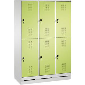 C+P EVOLO Garderobenschrank, doppelstöckig, mit Sockel, 3 Abteile, je 2 Fächer, Abteilbreite 400 mm, lichtgrau / viridingrün