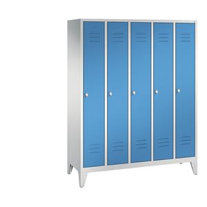 C+P CLASSIC Garderobenschrank mit Füßen, 5 Abteile, Abteilbreite 300 mm, lichtgrau / lichtblau