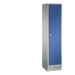 C+P Garderobekast CLASSIC met sokkel, 1 afdeling, afdelingsbreedte 400 mm, blank aluminiumkleurig / gentiaanblauw