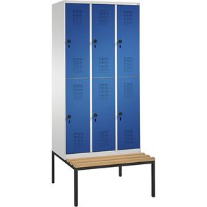 C+P EVOLO Garderobenschrank, doppelstöckig, mit Sitzbank, 3 Abteile, je 2 Fächer, Abteilbreite 300 mm, lichtgrau / enzianblau