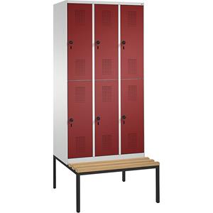 C+P EVOLO Garderobenschrank, doppelstöckig, mit Sitzbank, 3 Abteile, je 2 Fächer, Abteilbreite 300 mm, lichtgrau / rubinrot