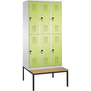 C+P EVOLO Garderobenschrank, doppelstöckig, mit Sitzbank, 3 Abteile, je 2 Fächer, Abteilbreite 300 mm, lichtgrau / viridingrün