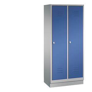 C+P Garderobekast CLASSIC met sokkel, 2 afdelingen, afdelingsbreedte 400 mm, blank aluminiumkleurig / gentiaanblauw