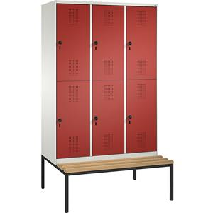 C+P EVOLO Garderobenschrank, doppelstöckig, mit Sitzbank, 3 Abteile, je 2 Fächer, Abteilbreite 400 mm, reinweiß / feuerrot