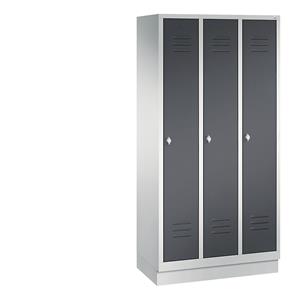 C+P CLASSIC Garderobenschrank mit Sockel, 3 Abteile, Abteilbreite 300 mm, lichtgrau / schwarzgrau