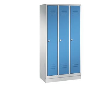 C+P CLASSIC Garderobenschrank mit Sockel, 3 Abteile, Abteilbreite 300 mm, lichtgrau / lichtblau